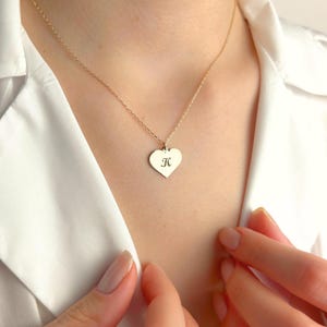 Collar de corazón de oro de 14 k con iniciales, colgante de letra personalizado, elegante joya con monograma, joyería de verano, regalo de aniversario, regalo para niña