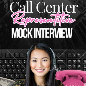 Könnte beinhalten: Bild zur Werbung für ein Vorstellungsgespräch in einem Callcenter. Eine Frau mit Headset lächelt vor einer Tastatur und einem rosa Wählscheibentelefon. Der Text "Call Center Representative MOCK INTERVIEW" ist in Weiß und Rosa dargestellt.