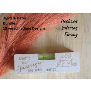 Puede incluir: Un nivel de burbuja de madera con una burbuja, con la frase alemana "Damit der Haussegen nie schief hängt" y una ilustración de una casa. La imagen también incluye el texto "Digitale Datei Bundle 15 verschiedene Designs Hochzeit Vatertag Einzug".