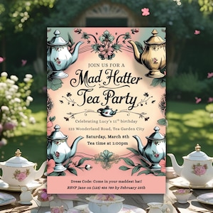 Può includere: Invito per un Mad Hatter Tea Party con teiere e motivi floreali. L'invito include il testo "Join us for a Mad Hatter Tea Party" e i dettagli per l'11° compleanno di Lucy, tra cui data, ora e informazioni RSVP.