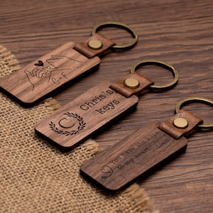Porte-clés personnalisé en bois de noyer, porte-clés gravé, porte-clés en bois personnalisé, cadeau d'anniversaire ou de mariage pour elle ou pour lui, cadeau pour maman et papa
