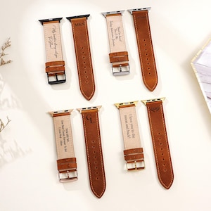 Puede incluir: Varias correas de reloj de cuero marrón con grabados personalizados. Algunas correas muestran iniciales, otras frases como "Te amo hasta la luna y de vuelta!"