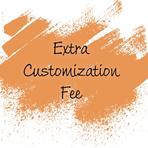 Könnte beinhalten: Ein texturierter Hintergrund in Tan mit dem Text "Extra Customization Fee" in Schwarz.