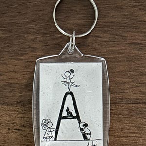 Llavero con inicial personalizado: diseño original hecho a mano en caja de plástico.