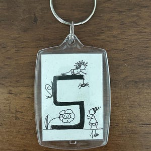 Llavero con inicial personalizado: diseño original hecho a mano en caja de plástico.