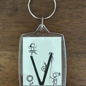 Personalisierter Initialen-Schlüsselanhänger – Original handgefertigtes Design in Kunststoffbox