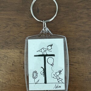 Personalisierter Initialen-Schlüsselanhänger – Original handgefertigtes Design in Kunststoffbox