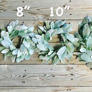 Pu&ograve; includere: Quattro ghirlande di verde artificiale in diverse dimensioni: 15 cm, 20 cm, 25 cm e 30 cm. Le ghirlande sono realizzate in un materiale verde chiaro con una texture soffice, che ricorda le orecchie di agnello.