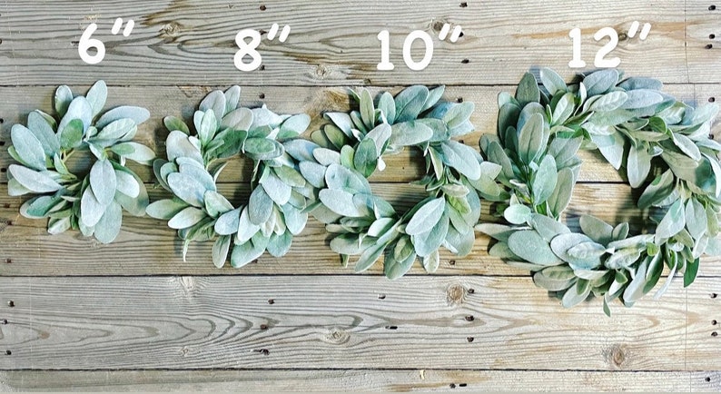Pu&ograve; includere: Quattro ghirlande di verde artificiale in diverse dimensioni: 15 cm, 20 cm, 25 cm e 30 cm. Le ghirlande sono realizzate in un materiale verde chiaro con una texture soffice, che ricorda le orecchie di agnello.