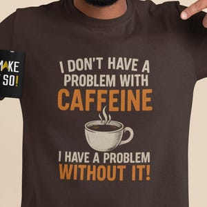 カフェインは問題ないTシャツ - Primal Frogのコーヒーユーモアシャツ