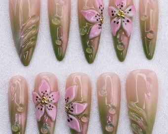 Uñas postizas florales verdes y rosas con flores 3D, uñas postizas largas estilo stiletto con efecto degradado, manicura veraniega hecha a mano para fiestas o regalos de cumpleaños.