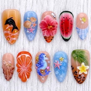 Uñas postizas de verano con flor de hibisco, caballito de mar y fruta en 3D, forma almendrada mediana. Diseño de uñas artesanal con motivos marinos para las vacaciones en la playa.