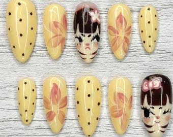 Uñas postizas de anime vintage pintadas a mano, con lunares amarillo mantequilla y diseño floral 3D en forma de almendra mediana. Diseño de uñas personalizado hecho a mano para ella.