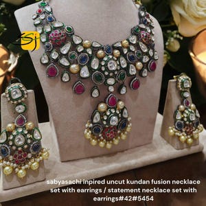 Ensemble collier ras du cou Kundan multicolore et boucles d'oreilles | Bijoux de mariée inspirés de Sabyasachi | Bijoux de mariage indiens pour femme