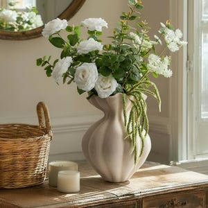 Arreglo floral: Ramo rústico de rosas y eucalipto artificiales, tacto realista, decoración para el hogar