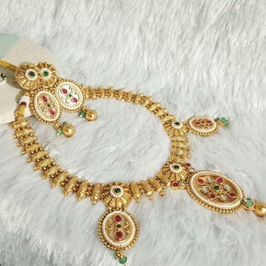 Vergoldete indische Choker Halsketten-Set für Frauen, vergoldetes Brautschmuck Set, südindische Halskette, Hochzeitshalskette Designs