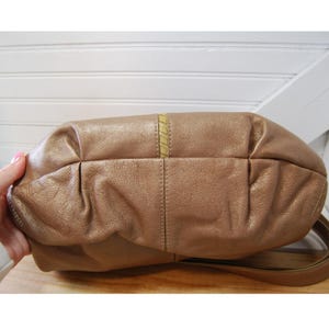 Vintage Brighton Hobo Purse Y2K Fold over Leder Umhängetasche Metallic Beige Bild 12