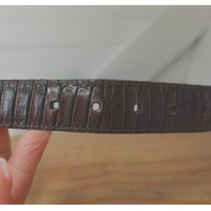 Cinturón reversible Vintage Brighton para mujer, negro y marrón, talla mediana, piel de cocodrilo. imagen 8