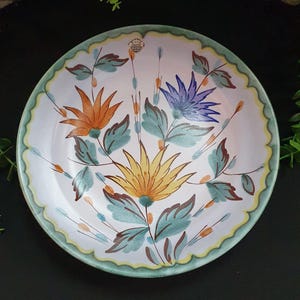 Vintage Flora Gouda Holland Wall Hanging Plate – Hand-Painted "Daisy" Pattern – Mid-Century Dutch Art Pottery, 23cm