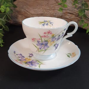 繊細なヴィンテージ シェリー ボーンチャイナ ティーカップ & ソーサー セット - 「ワイルド フラワー」柄、13668。