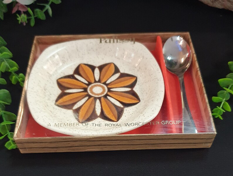 Vintage Palissy Royal Worcester Butter or Preserve Dish Set with Original Spoon & Packaging, 1970s Retro Kismet Flower, Mid Century Gift Set image 4