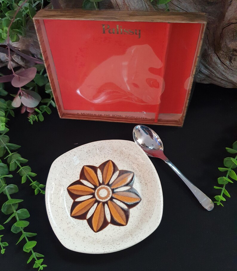 Vintage Palissy Royal Worcester Butter or Preserve Dish Set with Original Spoon & Packaging, 1970s Retro Kismet Flower, Mid Century Gift Set image 3