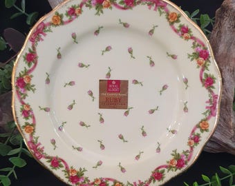 Royal Albert Old Country Roses "Ruby Celebration" Gul rosenknopp 20 cm salladstallrik, 2002 års jubileumsutgåva, Utgången sortiment