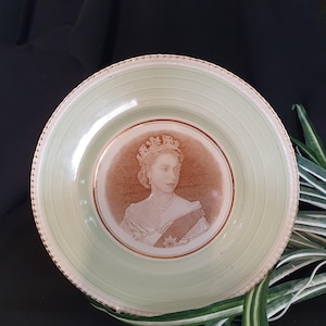 Large 1953 Vintage Queen Elizabeth II Commemoration Coronation Plate - Ambassador Ware Simpsons (Potters) Ltd England - 27cm