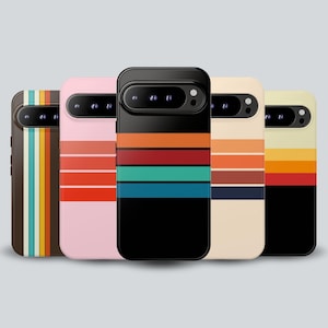 Op de afbeelding: Vijf telefoonhoesjes met retro streepontwerpen. De hoesjes hebben horizontale strepen in verschillende kleurencombinaties, waaronder bruin, roze, zwart en crème. De ontwerpen roepen een vintage esthetiek op, met een focus op gedurfde kleurblokken.