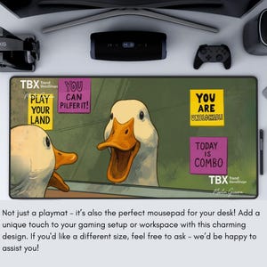 K&ouml;nnte beinhalten: Rechteckiges Mousepad mit einem Cartoon-Enten-Design. Das Mousepad hat Text, der lautet: "PLAY YOUR LAND", "YOU CAN PILFER IT!", "YOU ARE UNBLOCKABLE" und "TODAY IS COMBO". Das Mousepad ist gr&uuml;n.