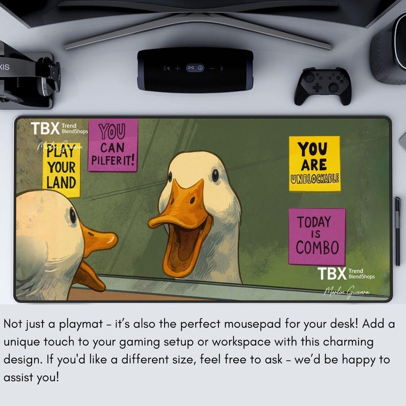 K&ouml;nnte beinhalten: Rechteckiges Mousepad mit einem Cartoon-Enten-Design. Das Mousepad hat Text, der lautet: "PLAY YOUR LAND", "YOU CAN PILFER IT!", "YOU ARE UNBLOCKABLE" und "TODAY IS COMBO". Das Mousepad ist gr&uuml;n.