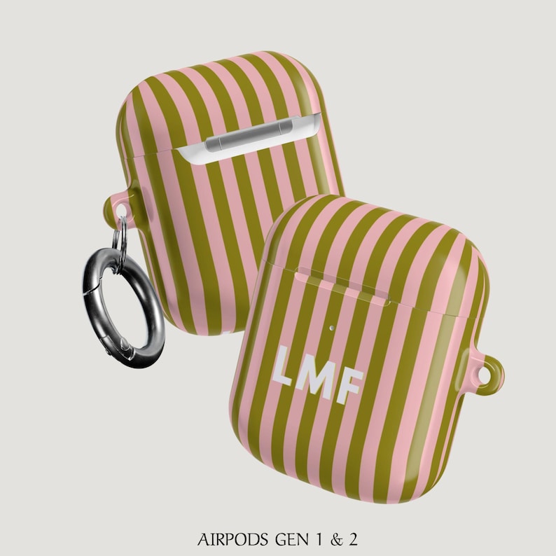 Puede incluir: Dos fundas para AirPod a rayas rosas y verde oliva. Una funda est&aacute; abierta y la otra est&aacute; cerrada. La funda cerrada tiene las letras "LMF" en blanco. Un mosquet&oacute;n plateado est&aacute; sujeto a la funda abierta. El texto "AIRPODS GEN 1 & 2" est&aacute; en la parte inferior.