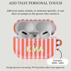 Puede incluir: Estuche AirPods Pro a rayas naranjas y rosas abierto, con auriculares blancos en su interior. El estuche tiene un asa y las iniciales "KMA" en amarillo. El texto dice "A&ntilde;ade ese toque personal" y "A&ntilde;ade tu nombre, iniciales o los de alguien especial."