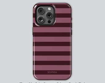 Puede incluir: Funda de teléfono con un patrón de rayas horizontales en tonos burdeos y malva. El nombre "SOPHIA" está impreso en la parte inferior. La funda tiene un acabado brillante y un recorte para la cámara.