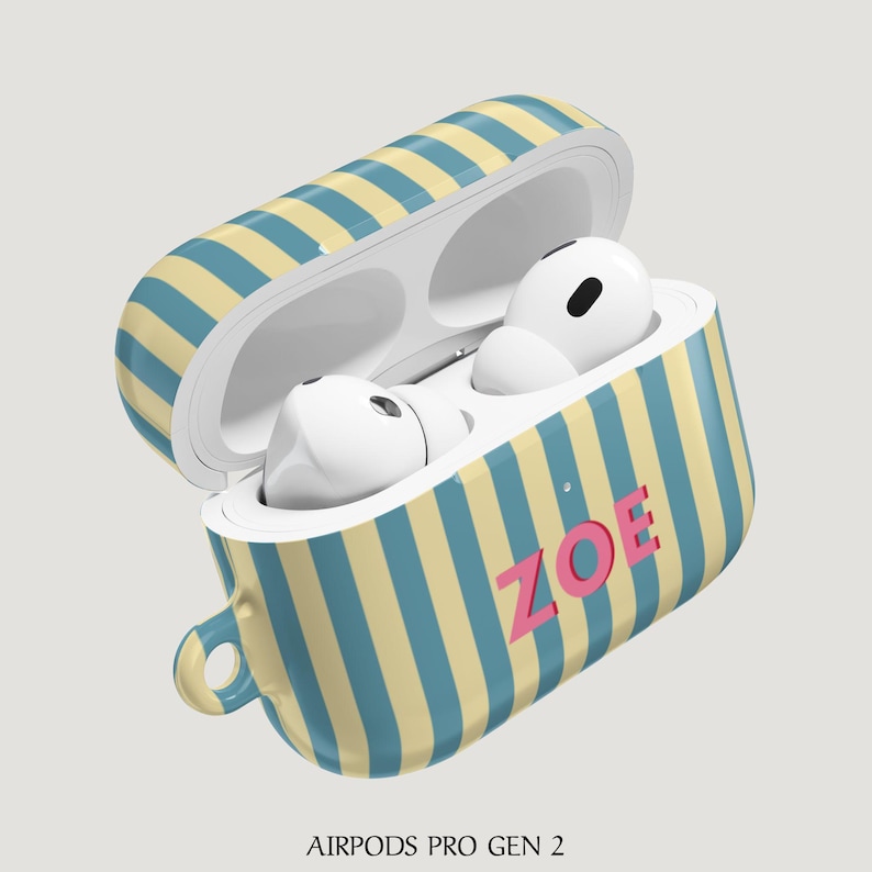Puede incluir: Funda abierta para AirPods Pro Gen 2 con dise&ntilde;o de rayas azules y amarillas. La funda tiene el nombre "ZOE" en rosa. Dos AirPods blancos est&aacute;n dentro.