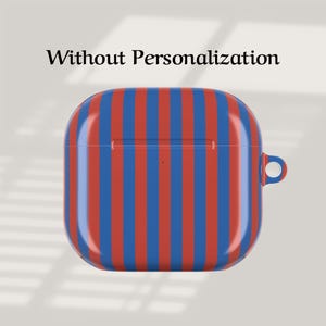 Puede incluir: Una funda cuadrada para auriculares inal&aacute;mbricos, con un patr&oacute;n de rayas verticales rojas y azules. La funda tiene un peque&ntilde;o lazo en el lateral y el texto "Without Personalization" en la parte superior.