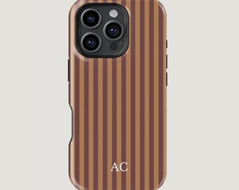 Könnte beinhalten: Braune und beige gestreifte Handyhülle mit den Initialen "AC" in Weiß. Die Hülle hat eine glänzende Oberfläche und einen Kameraausschnitt. Der Text "PERSONALISIERT MACHEN SIE ES AUF IHRE WEISE" steht unten.
