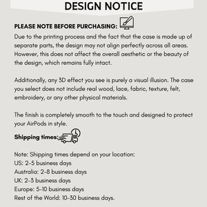 Puede incluir: Texto sobre un fondo gris claro que dice "AVISO DE DISE&Ntilde;O" y "POR FAVOR, TENGA EN CUENTA ANTES DE COMPRAR:" seguido de detalles sobre el dise&ntilde;o y los materiales del producto. Tambi&eacute;n menciona que el acabado es suave y est&aacute; dise&ntilde;ado para proteger los AirPods.