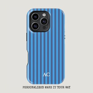 Gepersonaliseerde blauwe naam telefoonhoesje met initiaal gestreept zomerstijl | Aangepast monogram iPhone Preppy Blue Beach Samsung s25- en Pixel 8 Pro-hoesje
