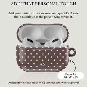 Puede incluir: Una funda para AirPods marr&oacute;n con lunares rosas y AirPods blancos en el interior. La funda tiene un asa peque&ntilde;a y las iniciales "AS" est&aacute;n impresas en la parte delantera. El texto "ADD THAT PERSONAL TOUCH" y "Add your name, initials, or someone special's. A case that's as unique as the person who carries it." est&aacute;n en la parte superior.