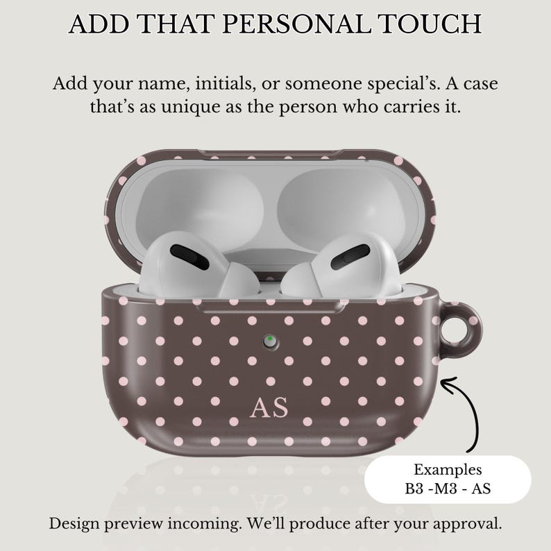 Puede incluir: Una funda para AirPods marr&oacute;n con lunares rosas y AirPods blancos en el interior. La funda tiene un asa peque&ntilde;a y las iniciales "AS" est&aacute;n impresas en la parte delantera. El texto "ADD THAT PERSONAL TOUCH" y "Add your name, initials, or someone special's. A case that's as unique as the person who carries it." est&aacute;n en la parte superior.