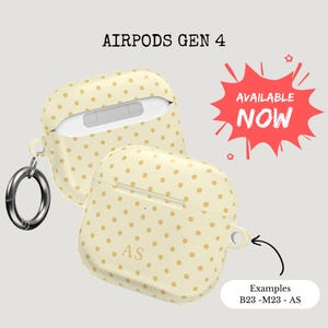 Puede incluir: Funda AirPods Gen 4 color crema con lunares dorados. La funda est&aacute; abierta, revelando el interior blanco. Las iniciales "AS" son visibles en la funda. Tambi&eacute;n hay un gr&aacute;fico rojo con las palabras "AVAILABLE NOW".