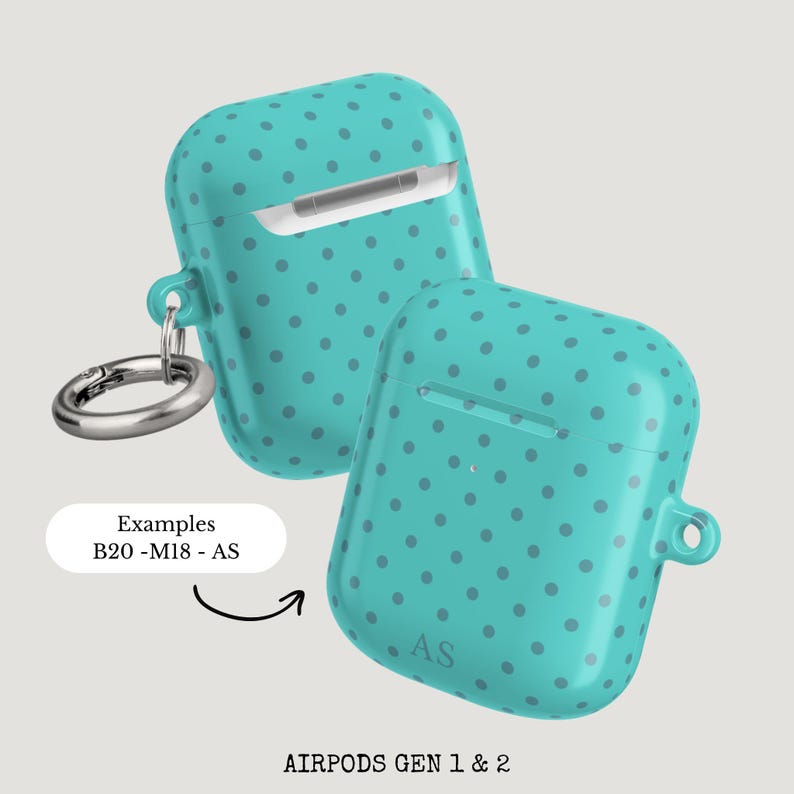 Puede incluir: Dos fundas turquesas para AirPod con un estampado de lunares. Una funda tiene un mosquet&oacute;n plateado adjunto. El texto "Examples B20 -M18 - AS" est&aacute; al lado de una flecha que apunta a las fundas. El texto "AS" est&aacute; en la funda inferior derecha. El texto "AIRPODS GEN 1 & 2" est&aacute; en la parte inferior.