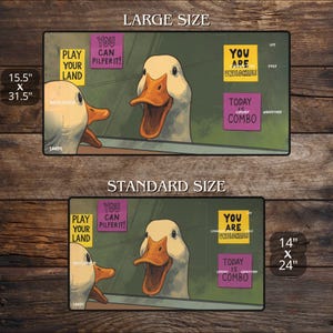 K&ouml;nnte beinhalten: Zwei rechteckige Gaming-Mauspads, eines 39,4 x 80 cm und das andere 35,6 x 61 cm gro&szlig;, mit einem Cartoon-Gans-Design. Die Pads zeigen Texte wie "Play Your Land", "You Can Pilfer It!", "You Are Unblockable" und "Today Is Combo".