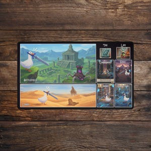 Puede incluir: Una alfombrilla de juego rectangular negra con arte de fantasía. Presenta un ganso con una espada y secciones etiquetadas como "Battlefield", "Lands", "Tax", "Life", "Commander", "Exile", "Library" y "Graveyard".