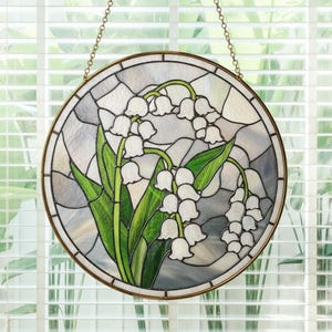Maiglöckchen Buntglas Sonnenfänger mit Goldrahmen - Floraler Fensterschmuck - Elegantes botanisches Glaskunst Geschenk