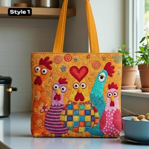 Könnte beinhalten: Eine gesteppte Tragetasche mit einem lebendigen Design mit Cartoon-Hühnern in verschiedenen Farben. Die Tasche hat gelbe Griffe und einen passenden Hintergrund, mit dem Text "Style 1" oben links.