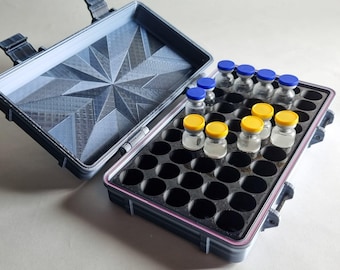 Elegante estuche gris para péptidos, con capacidad para 50 viales de 3 ml.