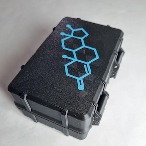 Pode incluir: Mala retangular preta com um design de estrutura molecular azul claro na parte superior. A mala tem uma superfície texturizada e fechos seguros.