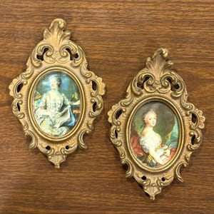 Pair of Beautiful Vintage Italian Oval Carved Frames, Wall Art, Wall Hanging, Wall Plaque, Gallery Wall, Vintage Gold Ornate Small Frames